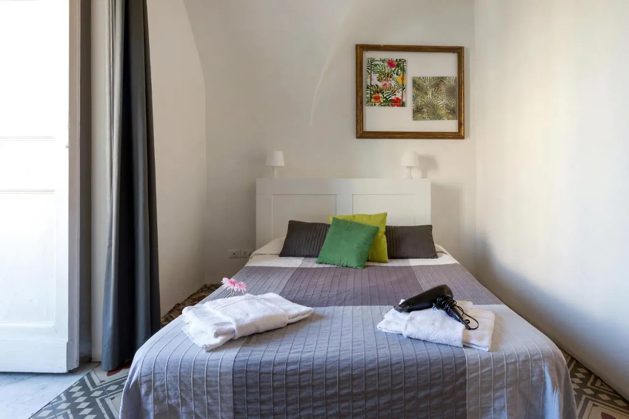 Da Gianni E Lucia Rooms With Bathroom In The City Center Catánia Italië