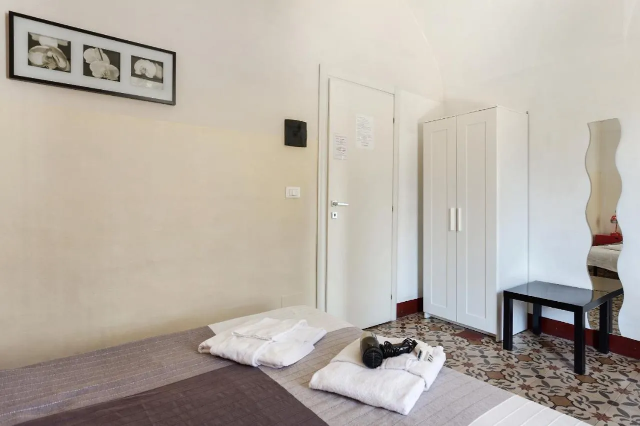 Da Gianni E Lucia Rooms With Bathroom In The City Center Catánia 2*,