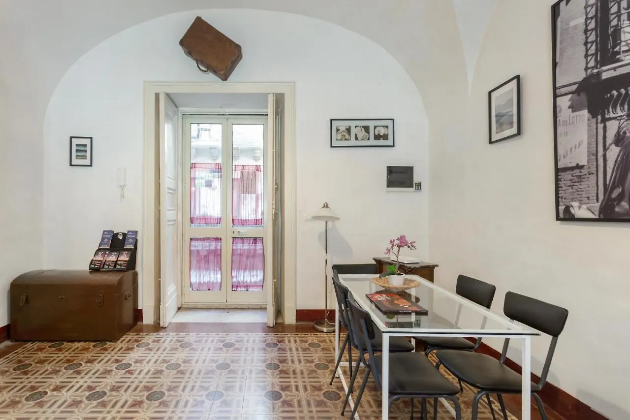 Guest house Da Gianni E Lucia Rooms With Bathroom In The City Center Catania